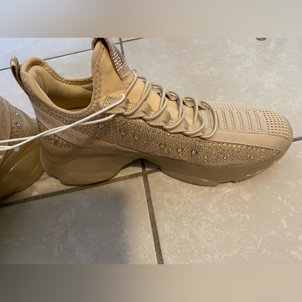 DKNY beautiful sneaker New
